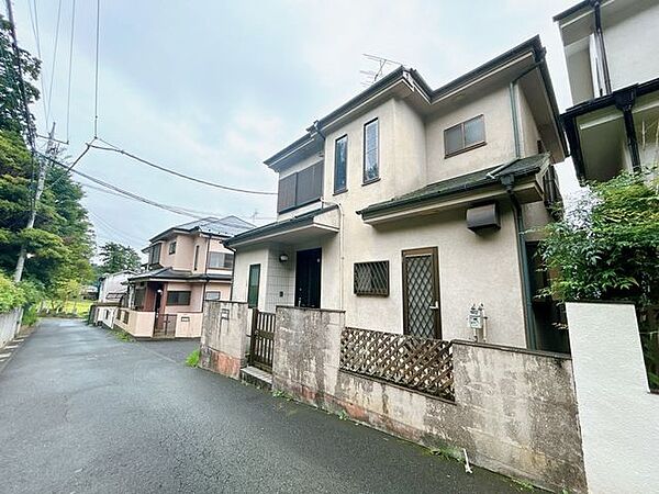 【外観】北側から見た外観です。公園もあるのでペットを飼われている方にはお散歩に丁度いいですね。