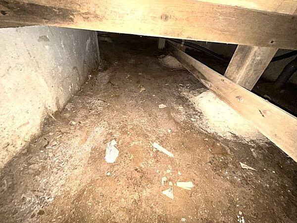 中古住宅の3大リスクである、雨漏り、主要構造部分の欠陥や腐食、給排水管の漏水や故障を2年間保証します。その前提で床下まで確認の上でリフォームし、シロアリの被害調査と防除工事もおこないます。