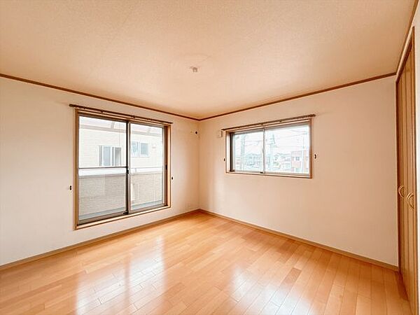 【リフォーム中9/28撮影/2F洋室】フローリングクリーニング、クロス張替、照明交換を行います。