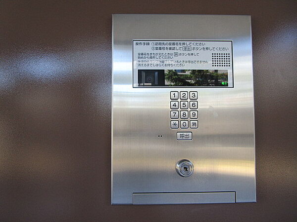 ●共用玄関は不要な来訪者を防ぐTVニター付オートロックシステム