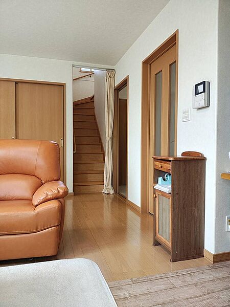 ●約16.5帖のLDKにエアコン＆灯油FF式暖房機付(リビングは床暖房設置）●コミュニケーションの取りやすい居間階段(階段下収納有り）●TVモニター付インターホン設置