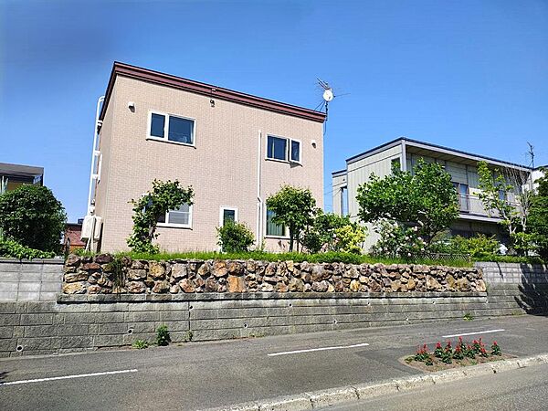 ●敷地は南西側公道・北東側公道に両面道路、南西側(リビング側)は道路幅員14ｍと向かいとの離れが取れており日当たり良好＆開放感有り！