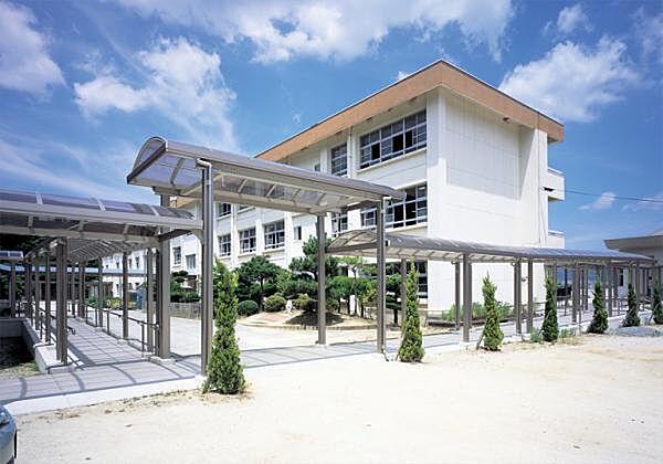 呉市立呉中央小学校653m