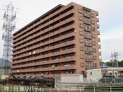 外観：落ち着いた色合いで、周囲の街並みに馴染む外観です。