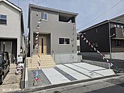 落ち着いた色合いで、周囲の街並みに馴染む外観です。