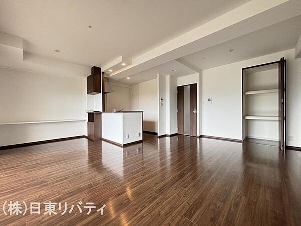 室内にたっぷりと光が差し込む、快適なリビングです。
