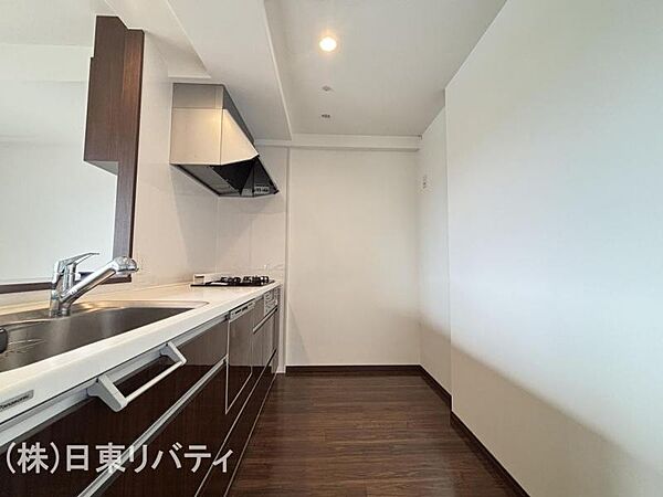 シンプルで使いやすい設計のキッチン。毎日の料理が快適に。