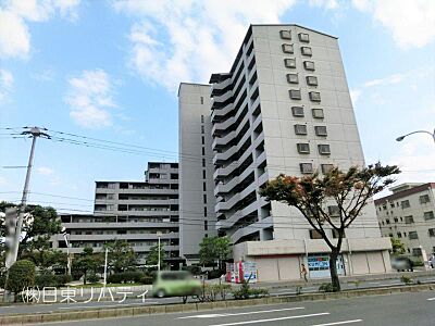 外観：最寄りバス停から徒歩1分の立地