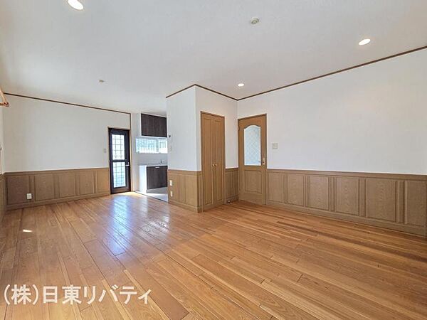 ゆったりとくつろげる、明るく開放的なリビング空間です。