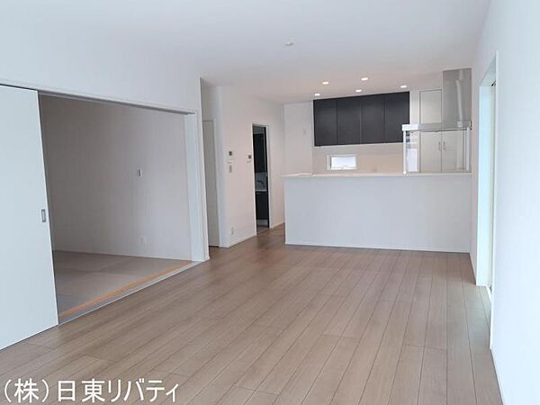 室内にたっぷりと光が差し込む、快適なリビングです。