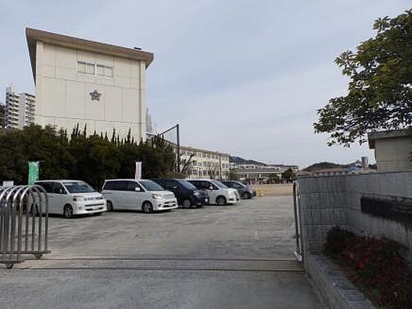 広島市立鈴が峰小学校518m