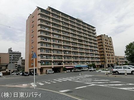 落ち着いた色合いで、周囲の街並みに馴染む外観です。