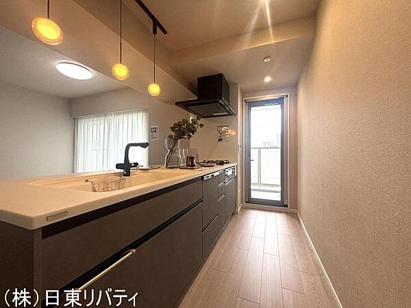 シンプルで使いやすい設計のキッチン。毎日の料理が快適に。