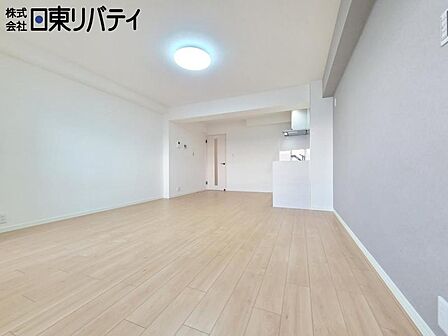 室内にたっぷりと光が差し込む、快適なリビングです。