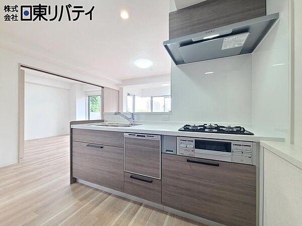 シンプルで使いやすい設計のキッチン。毎日の料理が快適に。