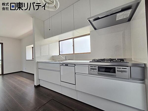 シンプルで使いやすい設計のキッチン。毎日の料理が快適に。