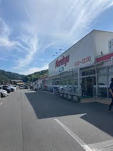 丸久川西店まで249m