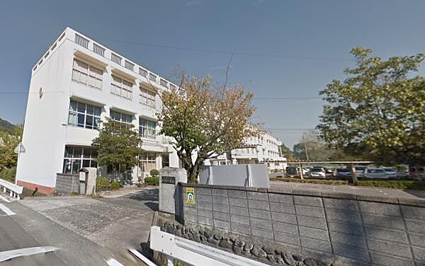岩国市立岩国中学校まで2466m