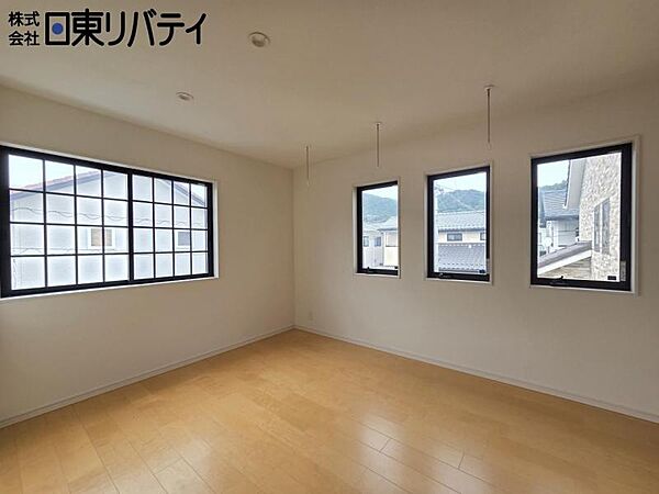 全居室に収納を完備した間取り。白を基調とした明るい内装と木の温もりが調和し、どのお部屋もゆとりある空間に。家族それぞれのプライベート時間も、快適かつ機能的に整います。