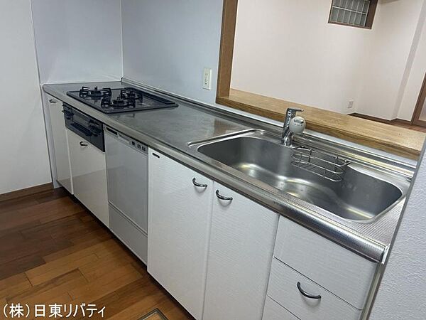 対面式のキッチンで、家族の会話も弾みます。