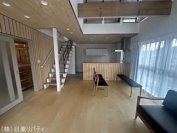 吹抜けで開放感のあるLDKです。