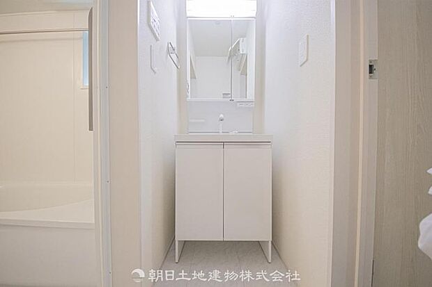 【洗面・脱衣所】使用頻度の高い場所だからこそ便利な空間に。多人数での使用も考えた便利な空間です 