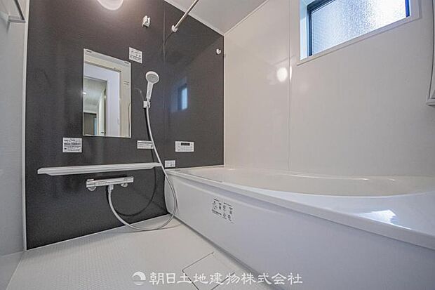 【浴室】ゆったりと寛げる広々バスで足を伸ばしてリラックス。　最新のユニットバスは設備も充実です。 
