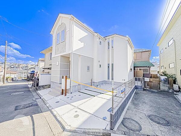 美しい外観やくつろぎの空間にふさわしい素材で満ちております。機能性をも兼ねそろえた理想のお住まい。落ち着きある邸宅街が広がるエリアで、暮らしの夢を育む、あなただけの快適な新生活をはじめてみませんか？