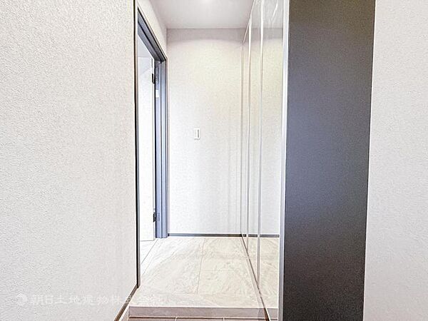 【玄関】明るく広い玄関には収納力に優れたシューズボックス。　靴をスッキリと整頓することができます。