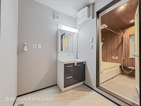 【洗面・脱衣所】3面鏡、シャワーヘッド、収納など充実の設備。動きやすい広さがあり使い勝手が良好です。