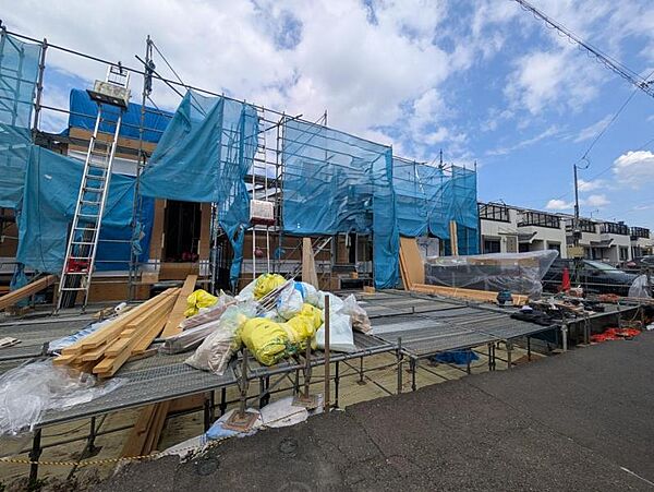青空を背景にスタイリッシュな外観が住まう人に誇りを与えます。駅周辺施設も利用でき快適生活が送れます！四季を通じて自然と触れ合えるスポットが周辺には沢山あり、お散歩やジョギング週末の遊びにおすすめです。