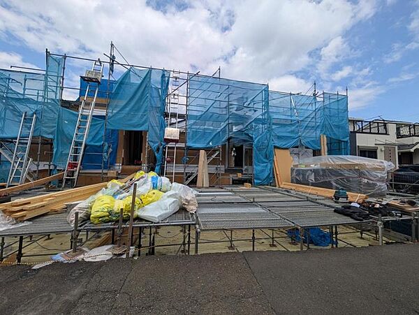一戸建てを中心とした街並が続き、静かで落ち着いた住環境です。心地よいライフスタイルが実現できる予感。少しでも豊かに、快適に。そんな想いから生まれた本邸宅は、これから先のお住まいをきっと支えてくれます。