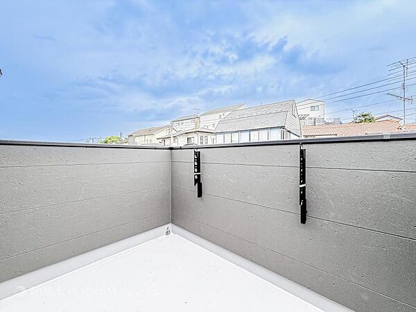 【バルコニー】思わず大きく深呼吸したくなるルーフバルコニー！空が青く、近く、広く感じる事が出来ます。