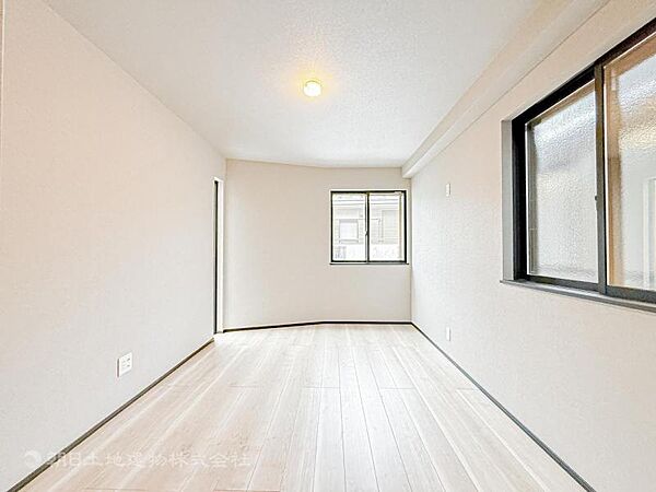 穏やかな寛ぎあじわえるお部屋では有意義な時間がつくれます！！大きな窓からと陽光が注がれる明るい空間！光もアクセントの一つとして。一人時間も充実したものにできるプライベートルームは日々を豊かにします！！