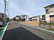 開放感があり日当りも良好です！目の前に広がる開放感とゆとり。暮らしの夢を育む住まいがここにあります！穏やかな風と陽光を導き、プライバシーに配慮された設計プランで居住性を一段と心地よいものにしています！