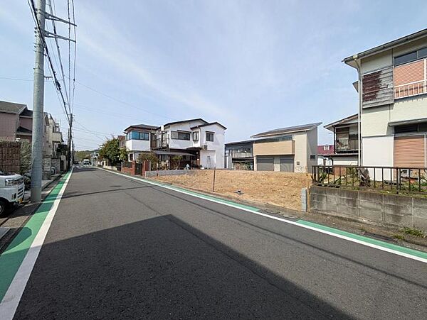 開放感があり日当りも良好です！目の前に広がる開放感とゆとり。暮らしの夢を育む住まいがここにあります！穏やかな風と陽光を導き、プライバシーに配慮された設計プランで居住性を一段と心地よいものにしています！