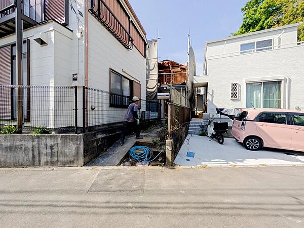 開放感があり日当りも良好です！目の前に広がる開放感とゆとり。暮らしの夢を育む住まいがここにあります！穏やかな風と陽光を導き、プライバシーに配慮された設計プランで居住性を一段と心地よいものにしています！