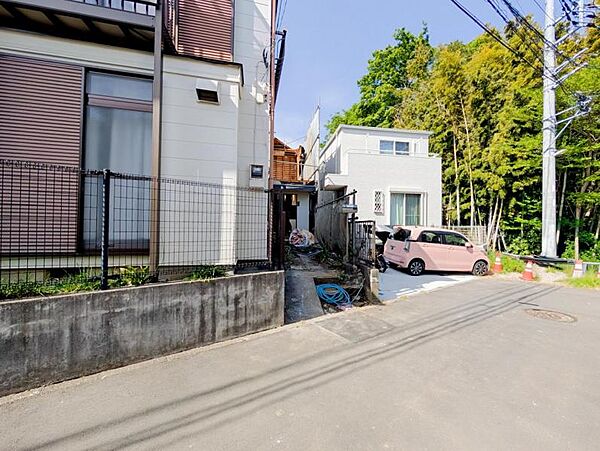 開放感があり日当りも良好です！目の前に広がる開放感とゆとり。暮らしの夢を育む住まいがここにあります！穏やかな風と陽光を導き、プライバシーに配慮された設計プランで居住性を一段と心地よいものにしています！