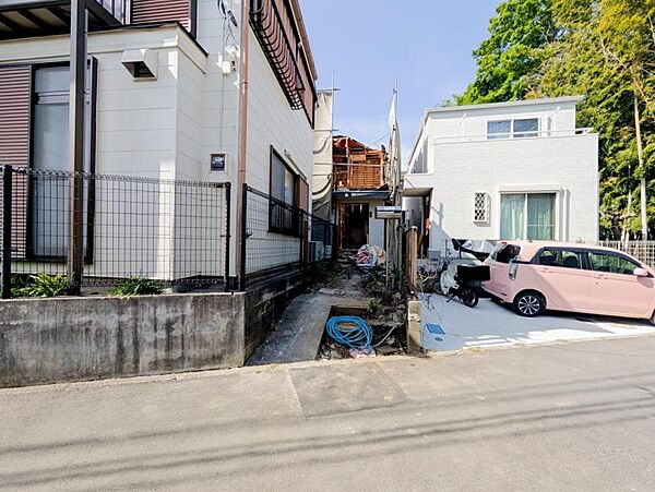開放感があり日当りも良好です！目の前に広がる開放感とゆとり。暮らしの夢を育む住まいがここにあります！穏やかな風と陽光を導き、プライバシーに配慮された設計プランで居住性を一段と心地よいものにしています！
