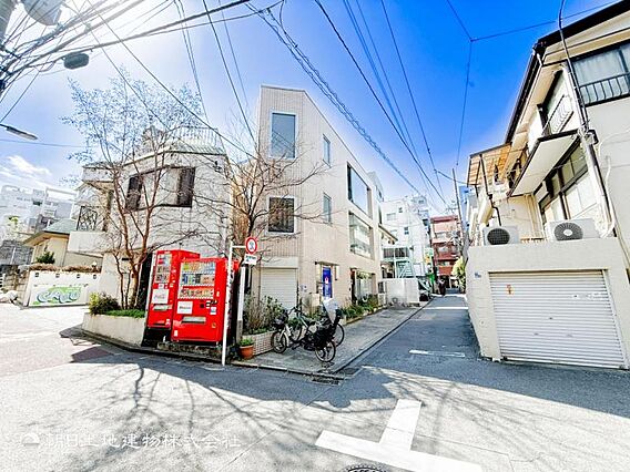 人通りの多いエ...
