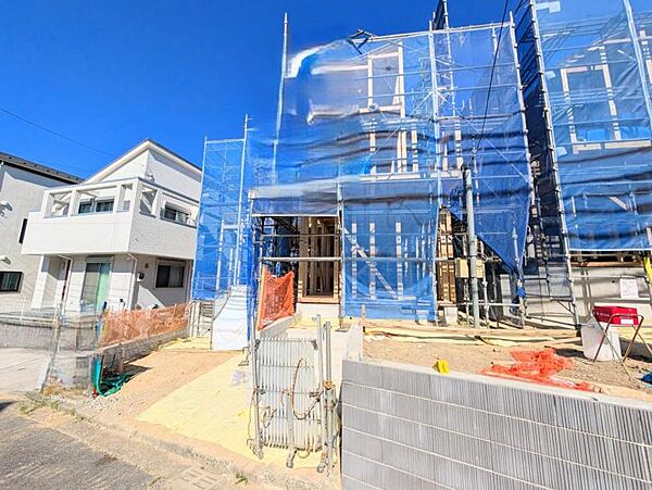 開放感があり日当りも良好です！目の前に広がる開放感とゆとり。暮らしの夢を育む住まいがここにあります！穏やかな風と陽光を導き、プライバシーに配慮された設計プランで居住性を一段と心地よいものにしています！