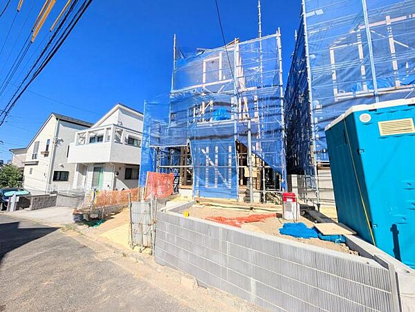 開放感があり日当りも良好です！目の前に広がる開放感とゆとり。暮らしの夢を育む住まいがここにあります！穏やかな風と陽光を導き、プライバシーに配慮された設計プランで居住性を一段と心地よいものにしています！