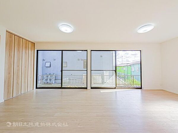 お天気が晴れの日は照明をつけなくても充分明るいリビングです！どこか落ち着きのある広々とした内装です！皆で過ごす空間が、目に浮かんでくる様な優しいリビングダイニングです！くつろいだり楽しい時間を是非！