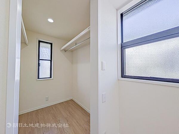 居室はひとり時間を過ごせる安らげるお部屋として活用できます！収納スペースあり！荷物が多くても十分！！ベッドや勉強机、テレビなどを置きたい場合におすすめ！！過ごす時間が長くてもゆったり過ごせそうですね！