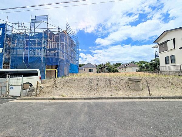 青空を背景にスタイリッシュな外観が住まう人に誇りを与えます。駅周辺施設も利用でき快適生活が送れます！四季を通じて自然と触れ合えるスポットが周辺には沢山あり、お散歩やジョギング週末の遊びにおすすめです。