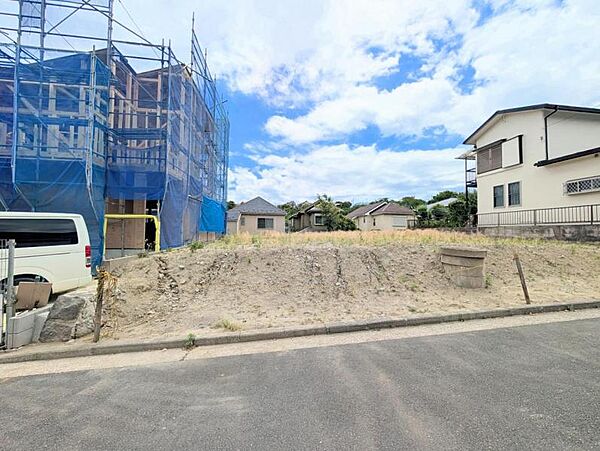 一戸建てを中心とした街並が続き、静かで落ち着いた住環境です。心地よいライフスタイルが実現できる予感。少しでも豊かに、快適に。そんな想いから生まれた本邸宅は、これから先のお住まいをきっと支えてくれます。