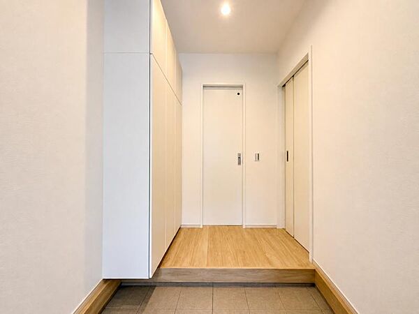 【玄関】明るく広い玄関には収納力に優れたシューズボックス。　靴をスッキリと整頓することができます。