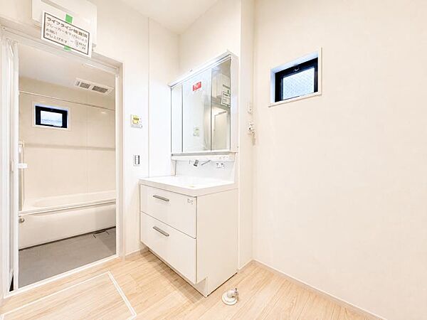 【洗面・脱衣所】3面鏡、シャワーヘッド、収納など充実の設備。動きやすい広さがあり使い勝手が良好です。