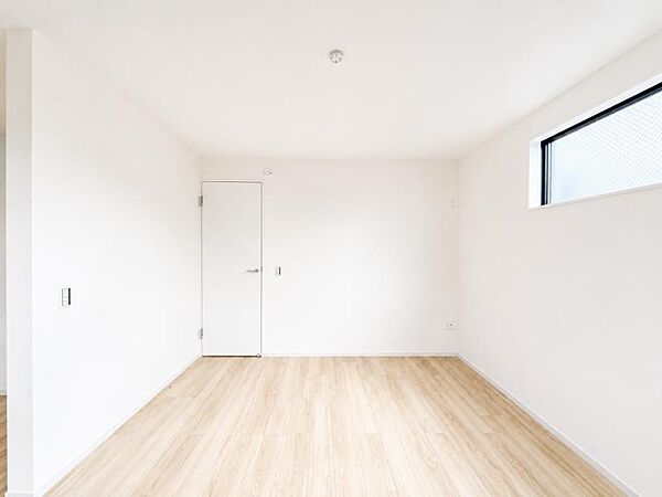 穏やかな寛ぎあじわえるお部屋では有意義な時間がつくれます！！大きな窓からと陽光が注がれる明るい空間！光もアクセントの一つとして。一人時間も充実したものにできるプライベートルームは日々を豊かにします！！