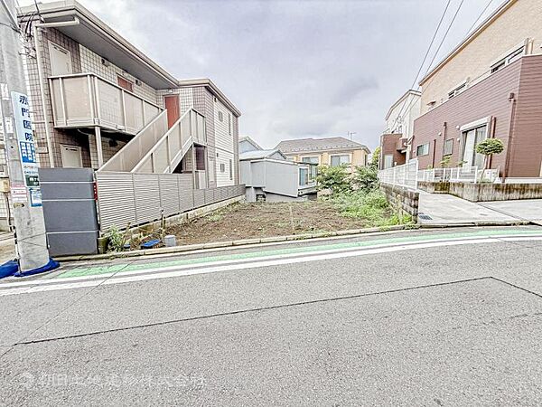 おうちの前面道路は交通量の少ない生活道路で駐車もらくらく。車庫入れ苦手なママや小さなお子様も安心です　何気ない日常の中でストレスの少ない生活はふとした時に大きな満足をきっとあたえてくれます！！